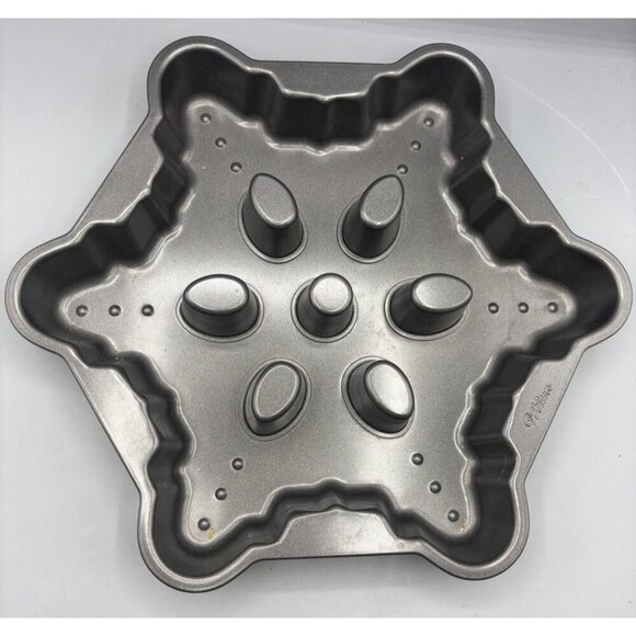 Wilton Nonstick Snowflake Cake Pan 12 Inch Gray Steel Baking Mold Christmas - Picture 1 of 4